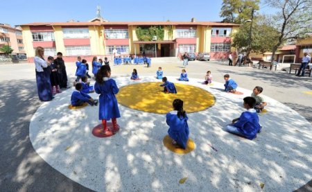 Okul bahçeleri, geleneksel çocuk oyunları ile renklendi