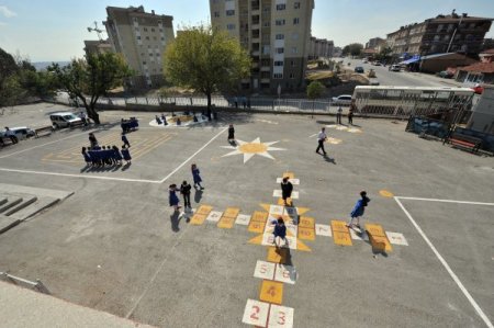 Okul bahçeleri, geleneksel çocuk oyunları ile renklendi