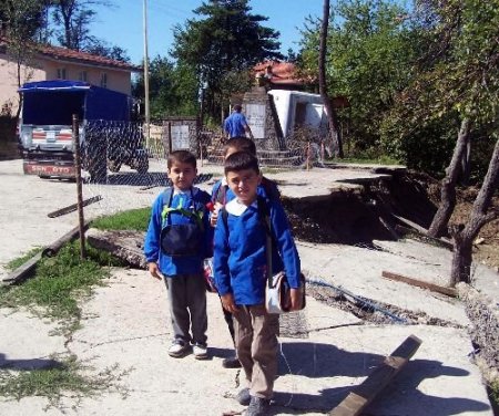 Okul Bahçesi Yağmur Sonrasında Çöktü
