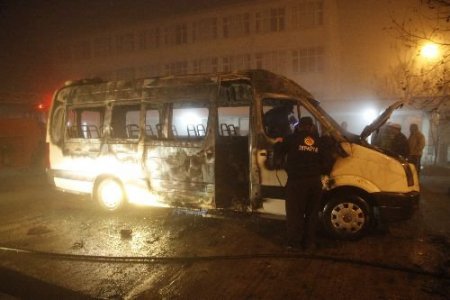 Okul Bahçesine Park Edilen Minibüs Alev Alev Yandı
