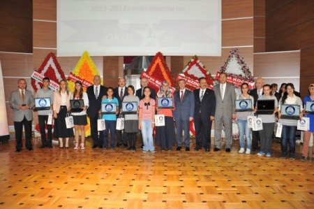 Okul birincisi 156 öğrenciye dizüstü bilgisayar