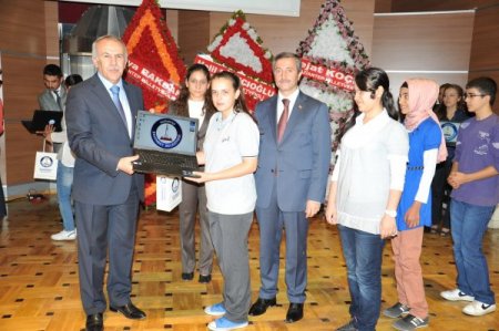 Okul birincisi 156 öğrenciye dizüstü bilgisayar