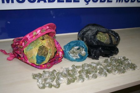 Okul çantasında esrar servisi