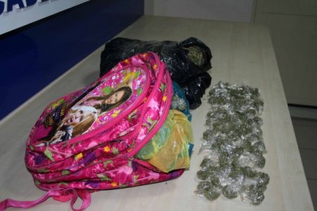 Okul çantasında esrar servisi