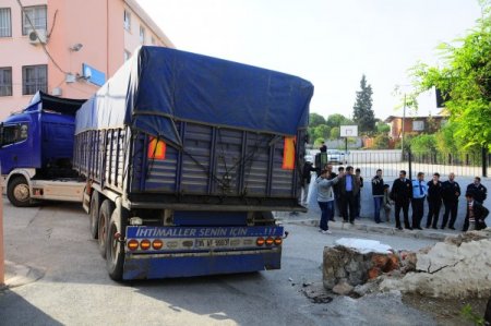 Okul duvarına çarpan TIR iki öğrenciyi yaraladı