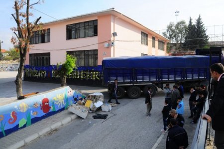 Okul duvarına çarpan TIR iki öğrenciyi yaraladı