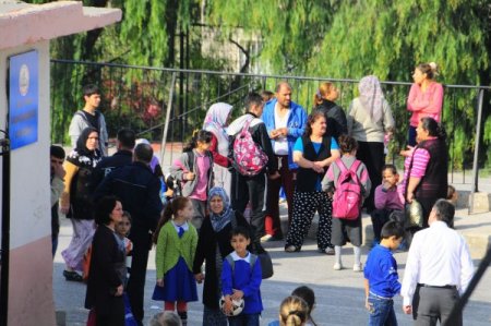 Okul duvarına çarpan TIR iki öğrenciyi yaraladı