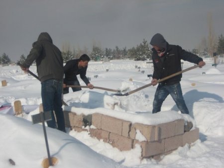 Okul harçlığını mezarların üzerindeki karı temizleyerek çıkarıyorlar