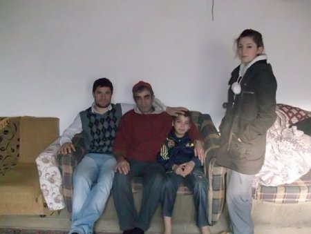Okul Harçlıklarını Biriktirip Muhtaç Aileye Verdiler