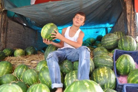 Okul Harçlıklarını Pazarda Çalışarak Biriktiriyorlar