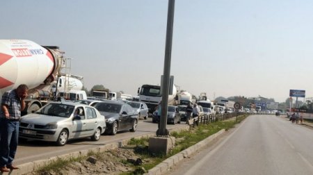 Okul için yol kestiler