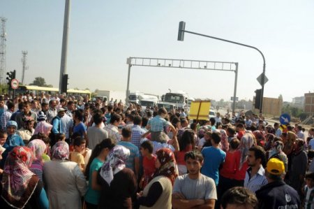 Okul için yol kestiler