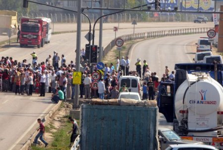 Okul için yol kestiler