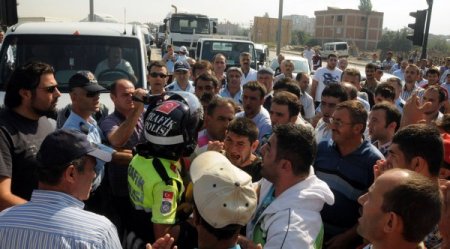 Okul için yol kestiler