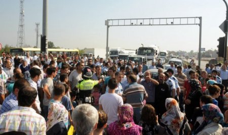 Okul için yol kestiler