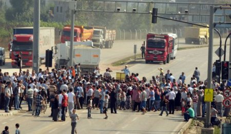 Okul için yol kestiler