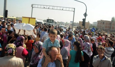 Okul için yol kestiler