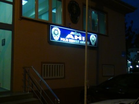 Okul müdürü makamında darp edildi