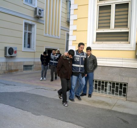 Okul önlerinde uyuşturucu satan şebeke çökertildi