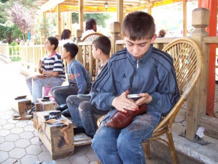 Okul Önlüğünü Çıkartıp İş Önlüğünü Giydiler