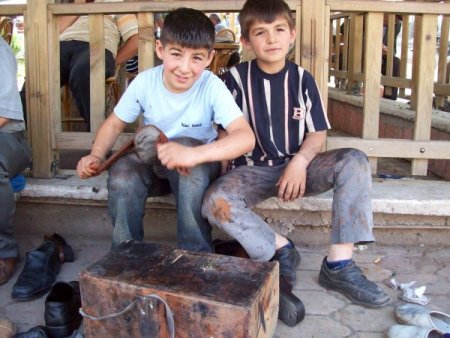 Okul Önlüğünü Çıkartıp İş Önlüğünü Giydiler