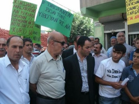 Okul Önünde 'ana Dilde Eğitim' Açıklaması