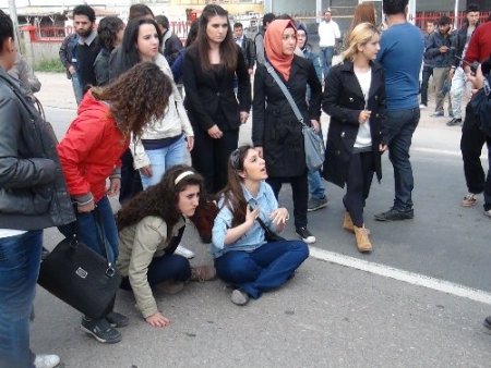 Okul önünde üniversite öğrencisine otobüs çarptı, arkadaşları yolu kapattı