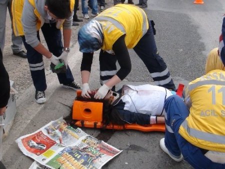 Okul önünde üniversite öğrencisine otobüs çarptı, arkadaşları yolu kapattı