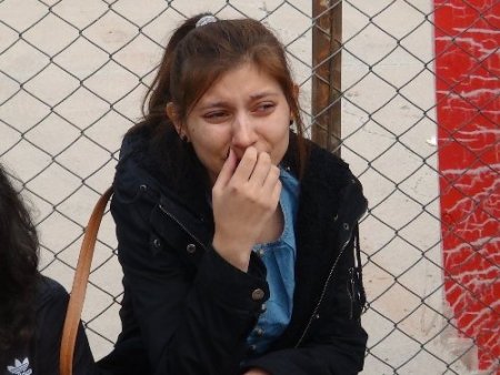 Okul önünde üniversite öğrencisine otobüs çarptı, arkadaşları yolu kapattı