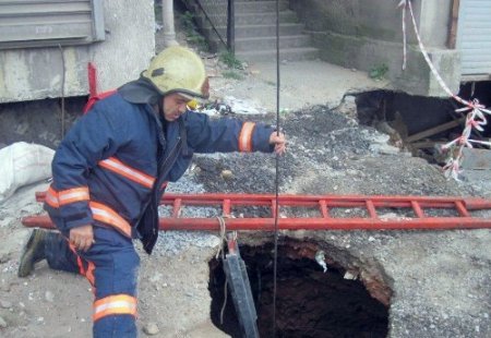 Okul yolunda çukura düştü