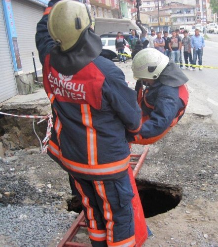 Okul yolunda çukura düştü