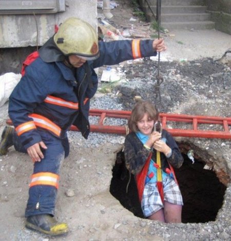 Okul yolunda çukura düştü