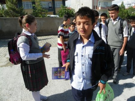 Okula Geç Kalan Öğrenciye Kitap Okuma Cezası