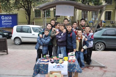 Okula Gidemeyen Yaşıtları İçin Ticarete Atıldılar