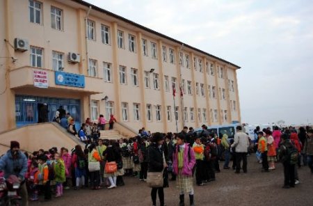 Okula Giren Hırsızlar Kendilerini Kaydeden Kamera Ve Kayıtları Çaldı
