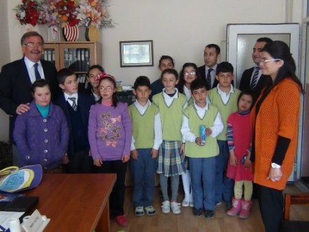 Okulda açılan özel sınıfta zihinsel engelliler eğitim görüyor