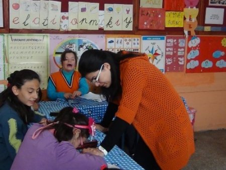 Okulda açılan özel sınıfta zihinsel engelliler eğitim görüyor