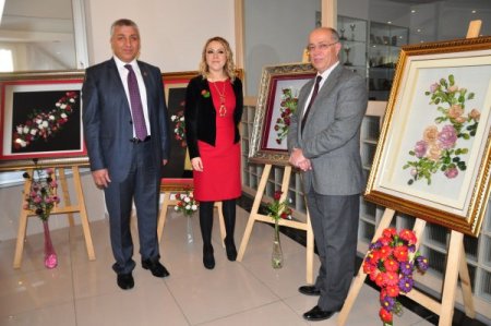 Okulda çocuklarını beklerken ipek kozasından çiçek yapmayı öğrendiler