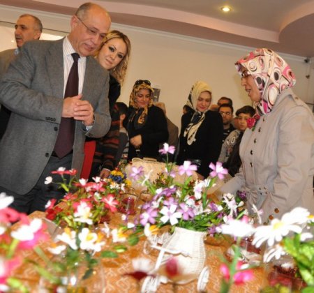 Okulda çocuklarını beklerken ipek kozasından çiçek yapmayı öğrendiler