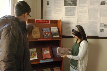 Okulda öğrencilere 'askıda kitap'