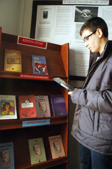 Okulda öğrencilere 'askıda kitap'