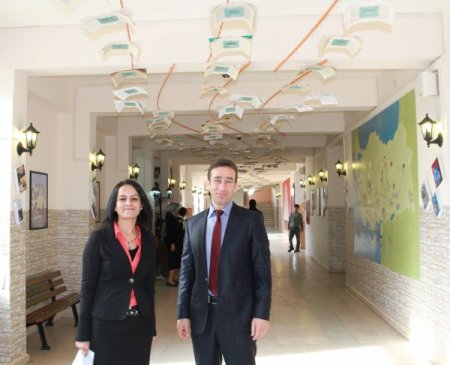 Okuldaki 'Edebiyat Sokağı' öğrencileri kitapla buluşturuyor