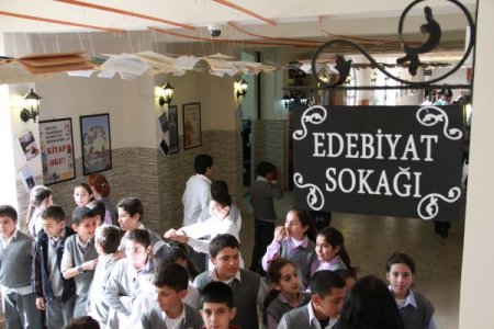 Okuldaki 'Edebiyat Sokağı' öğrencileri kitapla buluşturuyor