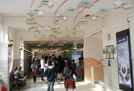 Okuldaki 'Edebiyat Sokağı' öğrencileri kitapla buluşturuyor