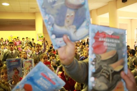 Okuldaki 'Edebiyat Sokağı' öğrencileri kitapla buluşturuyor