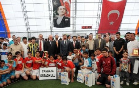 Okullar emniyetin futbol turnuvası ile kaynaştı