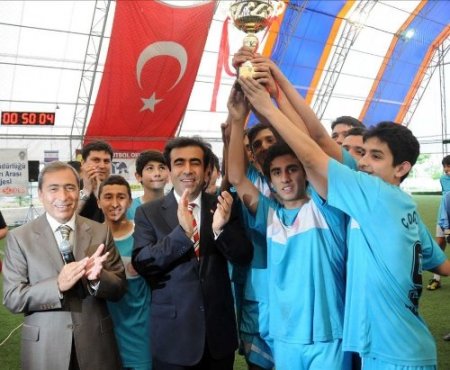 Okullar emniyetin futbol turnuvası ile kaynaştı