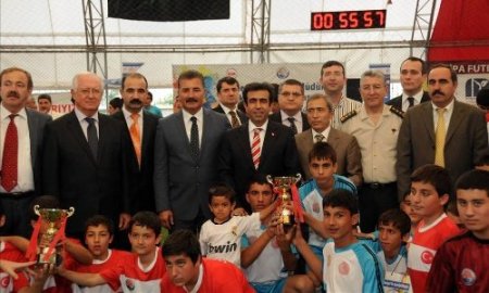 Okullar emniyetin futbol turnuvası ile kaynaştı