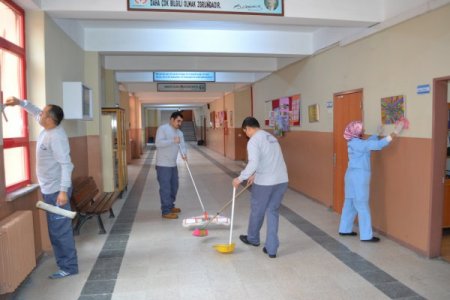 Okullar talep etti Güngören Belediyesi temizliğe başladı