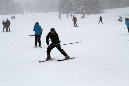Okullar tatile girdi, öğrenciler Uludağ'a akın etti